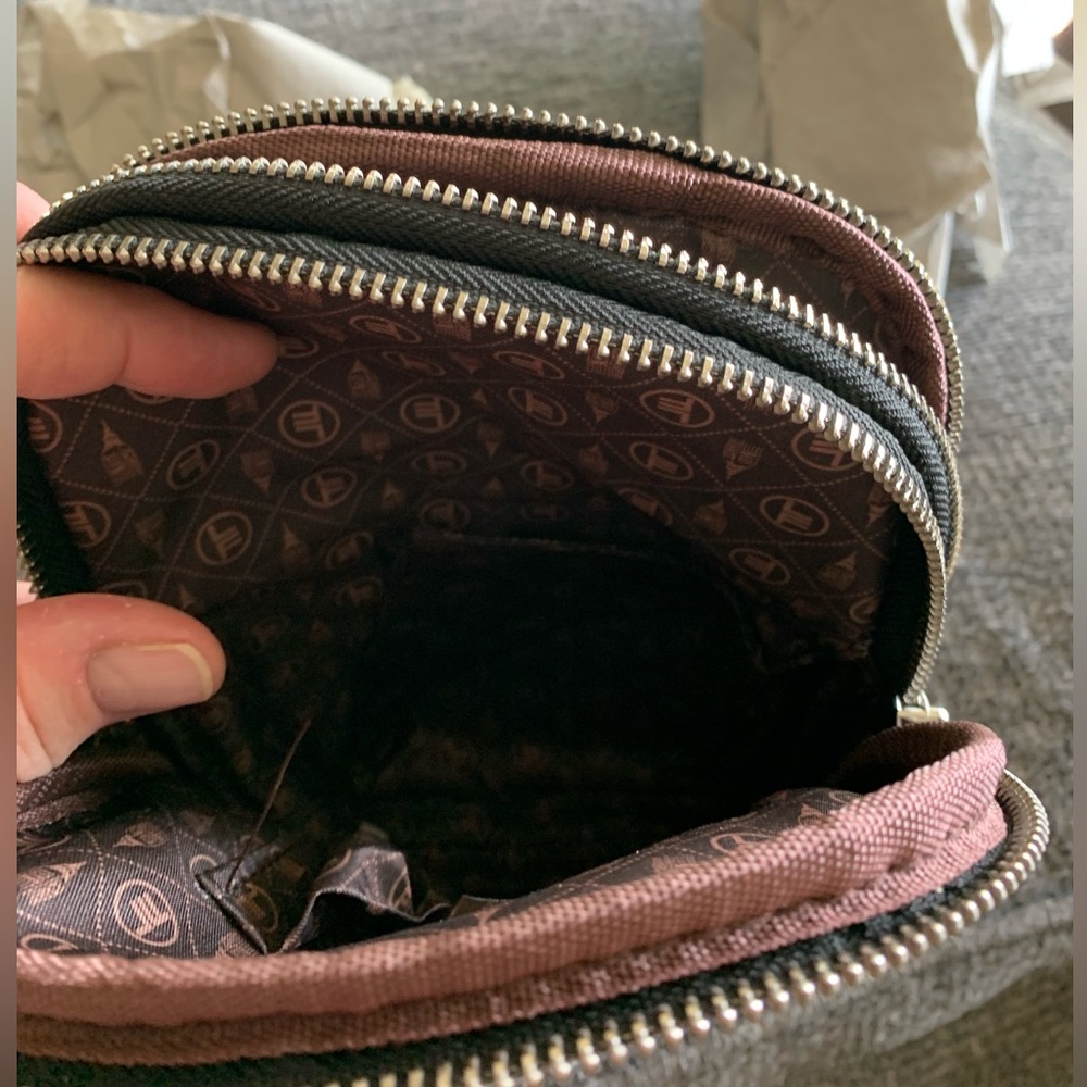 London Fog Broadway Double Compartment Woven Sling In Black NWT 🌴 - Picture 5 of 10